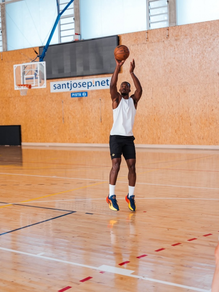 体育-巴特勒社媒更新近期动态 一边度假一边训练两不耽误